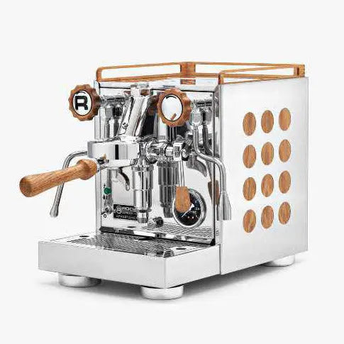 Rocket Appartamento espressomasin roostevabast terasest puidust detailide ja moodsaga kvaliteetkohvi jaoks.