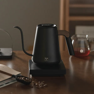 Must elektriline veekeetja kitsaste suuga ja puidust käepidemega barista ja filterkohvi tarvikute jaoks Timemore'ilt, kõik kohvi kohta.