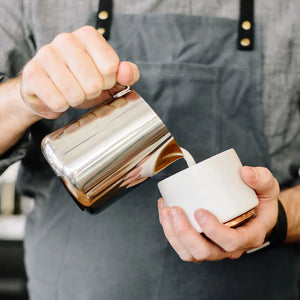 Barista valab piima poleeritud roostevabast terasest kannust, osa Espresso tarvikutest ja piimakannust, kõik kohvi kohta.
