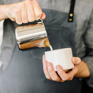 Barista valab piima poleeritud roostevabast terasest kannust, osa Espresso tarvikutest ja piimakannust, kõik kohvi kohta.