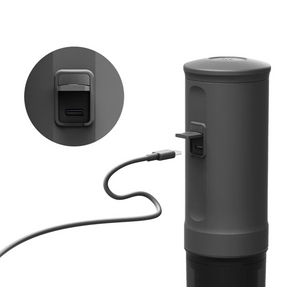 Kaasaskantav espressomasin tumehallis toonis USB-laadimisega, osa kaasaskantavatest kohvimasinatest ja varustusest.