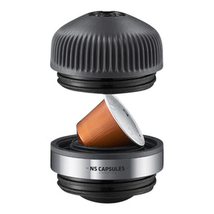 Adapter mustas ja terases Nespresso OriginalLine kapslite jaoks, espresso tarvikud Wacaco ja EspressoGearilt.