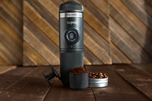 Must kaasaskantav Nanopresso koos kapslikohvi ja jahvatatud kohviga, barista espresso tarvikud ja kaasaskantavad kohvimasinad.